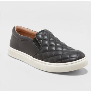 Black quilted slip-on sneakers 9W wide